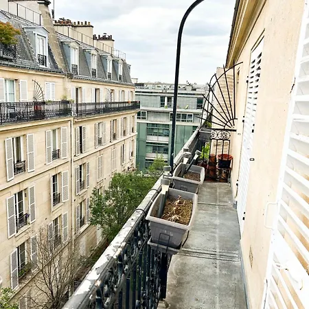 Bastille Hideaway Apartment *